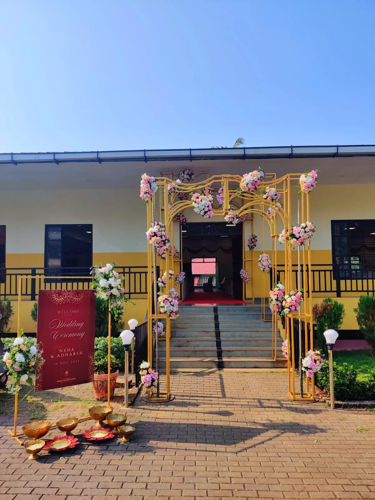 Floral arch at the entrance of Yeshwant Hall on a wedding day